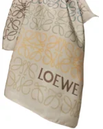 Дамски шал Loewe бежов от сатен с брандирана щампа