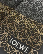 Дамски шал Loewe черен от сатен с брандирана щампа