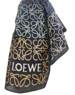 Дамски шал Loewe син от сатен с брандирана щампа