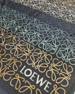 Дамски шал Loewe син от сатен с брандирана щампа